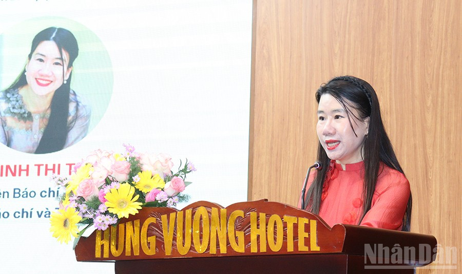 Phó Giáo sư, Tiến sĩ Đinh Thị Thu Hằng, Viện trưởng Viện Báo chí-Truyền thông, Học viện Báo chí và Tuyên truyền phát biểu đề dẫn Hội thảo. ndo_br_img-9143.jpg