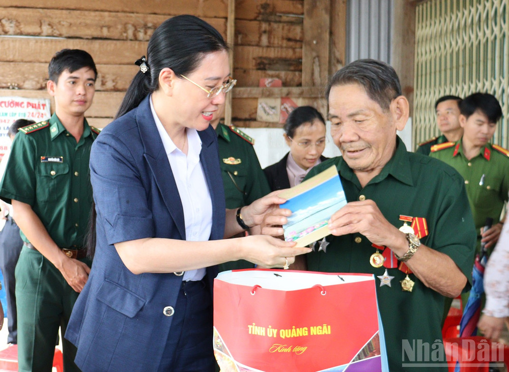 Đồng chí Bùi Thị Quỳnh Vân, Ủy viên Trung ương Đảng, Bí thư Tỉnh ủy Quảng Ngãi tặng quà gia đình chính sách Lương Văn Chuẩn ở xã Ia Tơi. ndo_br_img-0428.jpg