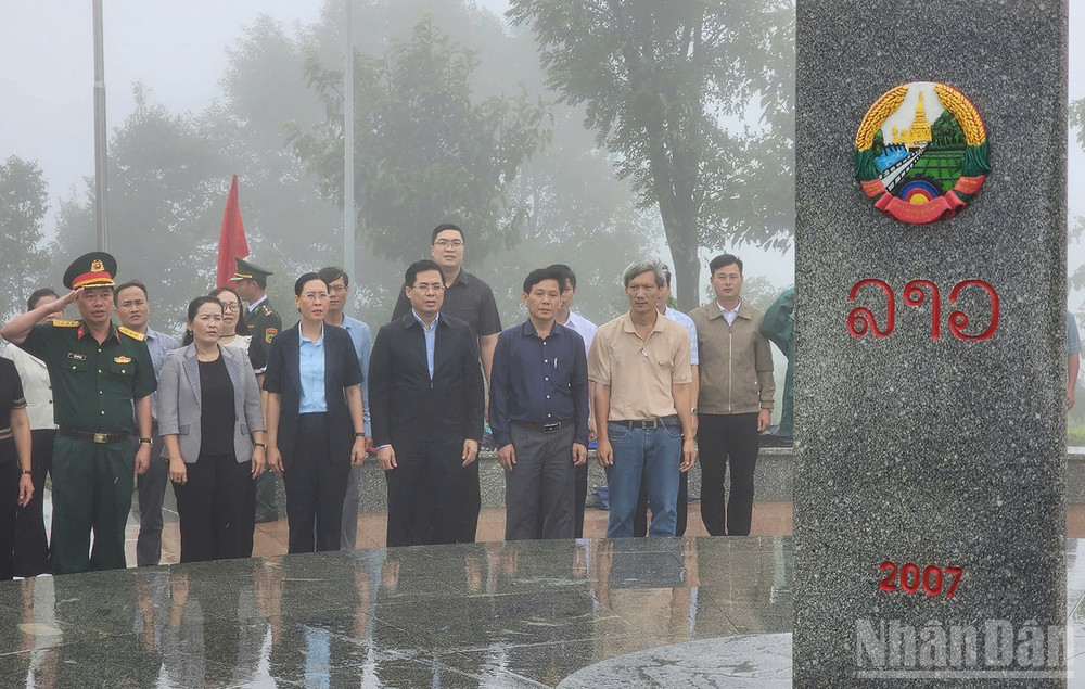 Nghi thức chào cờ tại cột mốc biên giới 3 nước Việt Nam-Lào-Campuchia. ndo_br_gen-h-z6845840654815-731ffea28d66c1783a332fe9da0686ce.jpg