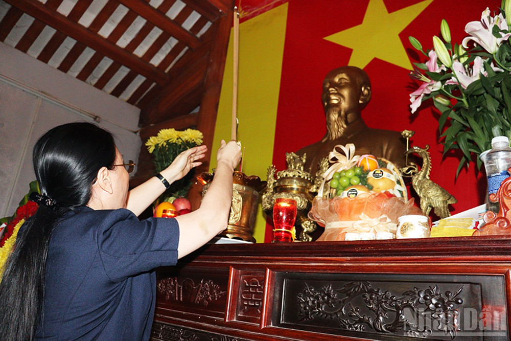 Đồng chí Bùi Thị Quỳnh Vân, Ủy viên Trung ương Đảng, Bí thư Tỉnh ủy Quảng Ngãi dâng hương tri ân các anh hùng liệt sĩ tại Đền tưởng niệm Liệt sĩ Trường Sơn ở xã biên giới Bờ Y. ndo_br_img-0679.jpg