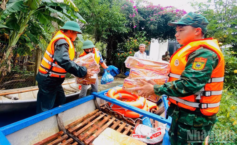 Cán bộ, chiến sĩ Đồn Biên phòng Bình Hải và Hải đội 2 (Bộ đội Biên phòng tỉnh Quảng Ngãi) vận chuyển nhu yếu phẩm hỗ trợ người dân thôn Châu Me, xã Đông Sơn.