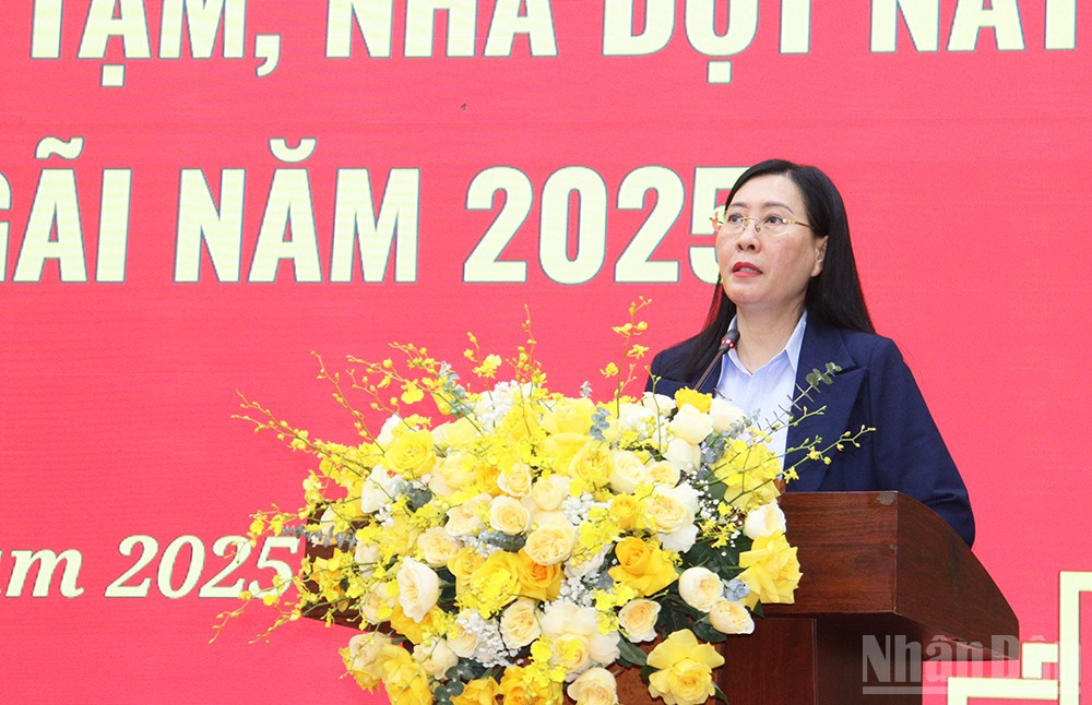 Đồng chí Bùi Thị Quỳnh Vân, Ủy viên Trung ương Đảng, Bí thư Tỉnh ủy, Chủ tịch Hội đồng nhân dân tỉnh Quảng Ngãi phát biểu tại hội nghị. ndo_br_img-9170.jpg