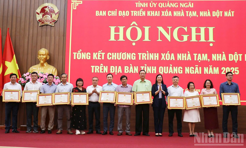 Lãnh đạo tỉnh Quảng Ngãi tặng Bằng khen cho 14 tập thể và 1 cá nhân đã có thành tích đóng góp, hỗ trợ kinh phí trong thực hiện phong trào thi đua Chung tay xóa nhà tạm, nhà dột nát trên địa bàn tỉnh Quảng Ngãi năm 2025, trong đó có Báo Nhân Dân với kinh phí hỗ trợ 500 triệu đồng. ndo_br_gen-h-z6723747889068-0e107a56ccdac9a73f2b88912c7ab69c.jpg