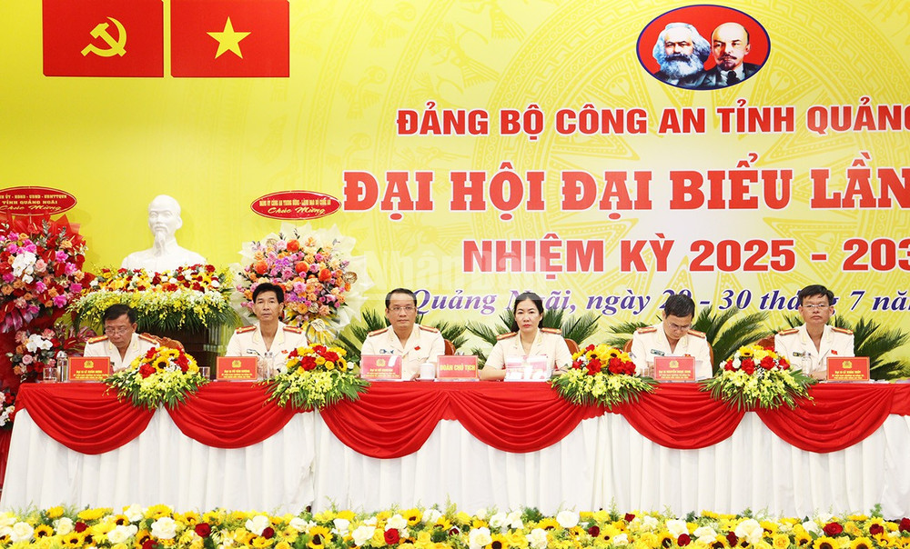 Đoàn Chủ tịch điều hành đại hội. ndo_c_img-1207.jpg