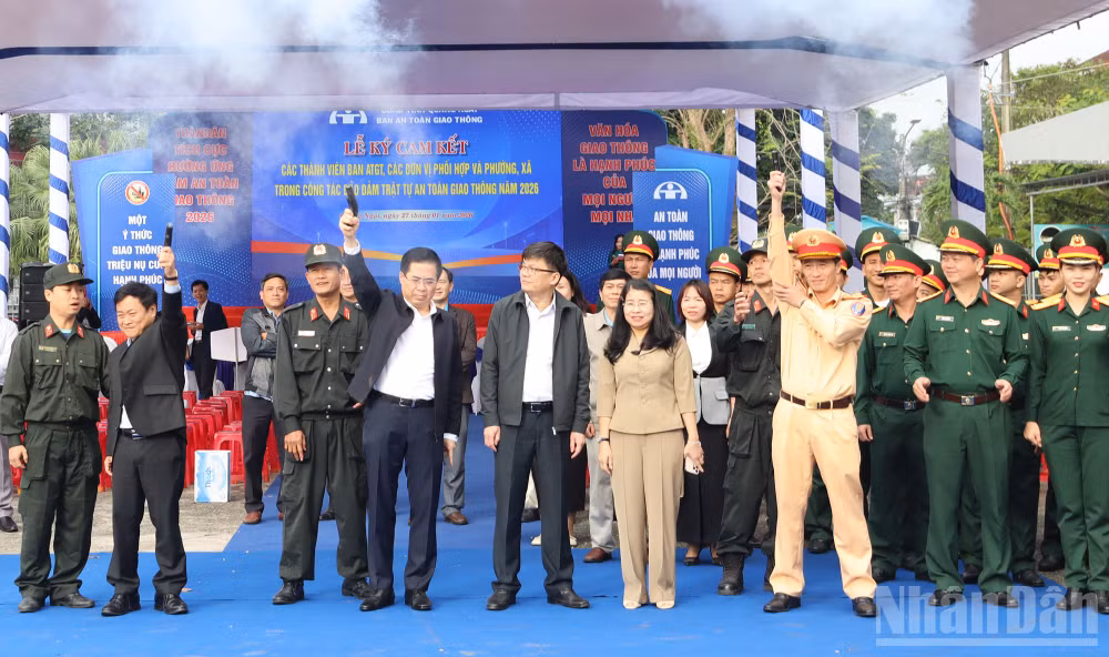 Đồng chí Nguyễn Hoàng Giang, Ủy viên Trung ương Đảng, Phó Bí thư Tỉnh ủy, Chủ tịch Ủy ban nhân dân tỉnh Quảng Ngãi cùng lãnh đạo Sở Xây dựng và Phòng Cảnh sát giao thông Công an tỉnh Quảng Ngãi bắn súng phát lệnh ra quân hưởng ứng Năm an toàn giao thông 2026.