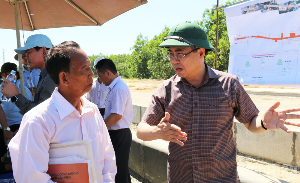 Chủ tịch Ủy ban nhân dân tỉnh Quảng Ngãi Nguyễn Hoàng Giang gặp gỡ người dân bị ảnh hưởng bởi dự án đường nối từ cầu Thạch Bích đi Tịnh Phong. ndo_br_da3.jpg
