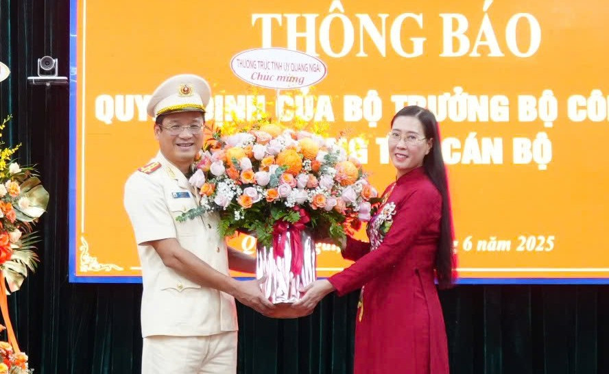 Đồng chí Bùi Thị Quỳnh Vân, Ủy viên Trung ương Đảng, Bí thư Tỉnh ủy, Chủ tịch Hội đồng nhân dân tỉnh Quảng Ngãi tặng hoa chúc mừng Đại tá Hồ Song Ân được điều động, giữ chức vụ Giám đốc Công an tỉnh Quảng Ngãi.