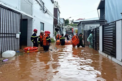 Di dời 40 hộ dân ở phường Lâm Viên-Đà Lạt bị ngập do mưa lớn đến nơi an toàn.