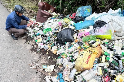 Cơ quan chức năng kiển tra hiện trường khu vực hàng trăm lọ mỹ phẩm bị vứt bỏ bên đường ở Đà Lạt.