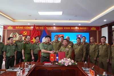 Đại tá Vũ Văn Đấu, Giám đốc Công an tỉnh Điện Biên và đại diện Công an tỉnh Xay Nha Bu Ly trao biên bản ghi nhớ phối hợp bảo đảm an ninh trật tự. (Ảnh: TRƯỜNG LONG)