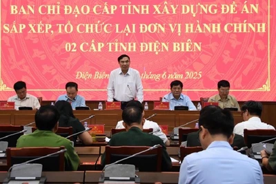 Đồng chí Trần Quốc Cường, Ủy viên Trung ương Đảng, Bí thư Tỉnh ủy Điện Biên phát biểu chỉ đạo tại cuộc họp.