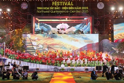 Chương trình văn nghệ đặc sắc trong đêm khai mạc Festival Tinh hoa Tây Bắc-Điện Biên, thu hút hàng nghìn nhân dân, du khách theo dõi.