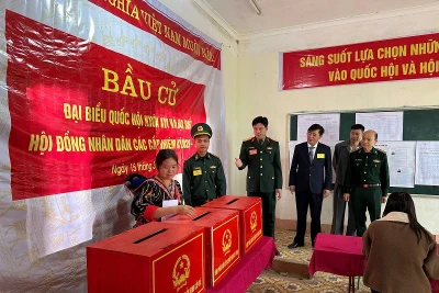 Đại tá Trịnh Đức Thiêm, Chỉ huy trưởng Bộ Chỉ huy Quân sự tỉnh Điện Biên trực tiếp bầu cử và động viên cử tri xã Nà Hỳ tại điểm bầu cử ở trung tâm xã. Ảnh: ĐỨC HẠNH