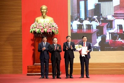 Các đồng chí lãnh đạo tỉnh Điện Biên trao quyết định bổ nhiệm lãnh đạo cho xã Nà Hỳ, tỉnh Điện Biên.