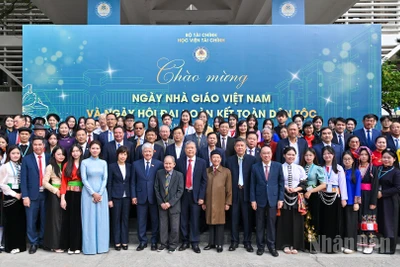 Phó Chủ tịch Quốc hội Đỗ Văn Chiến cùng các đại biểu và sinh viên Học viện Tài chính tại lễ kỷ niệm.