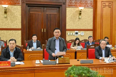 Thường trực Ban Bí thư Trần Cẩm Tú chủ trì cuộc họp.