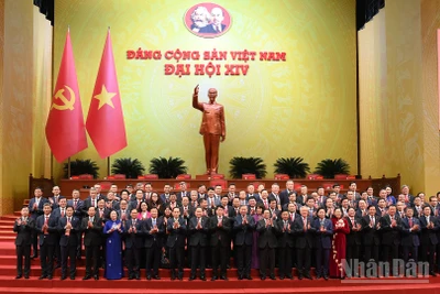 Các đồng chí lãnh đạo Đảng, Nhà nước với các đại biểu tại phiên trù bị Đại hội XIV của Đảng. (Ảnh: ĐĂNG KHOA)