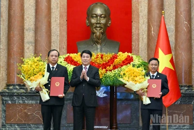 Chủ tịch nước Lương Cường trao Quyết định bổ nhiệm, tặng hoa chúc mừng các đồng chí Lê Tiến và Nguyễn Biên Thùy.