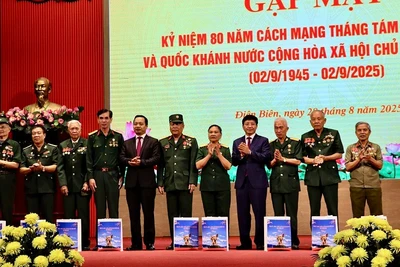 Các đồng chí lãnh đạo Tỉnh ủy Điện Biên trao quà tặng các cựu chiến binh, chiến sĩ Điện Biên năm xưa.