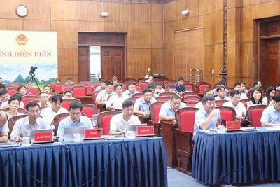 Lãnh đạo Ủy ban nhân dân tỉnh Điện Biên và đại diện lãnh đạo các sở, ngành tiếp nhận kiến nghị, đề xuất của cấp xã, phường. 