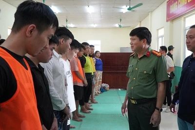 Đại tá Vũ Văn Đấu, Giám đốc Công an tỉnh Điện Biên xét hỏi các đối tượng phạm tội trong chuyên án. Ảnh: THÀNH TRUNG