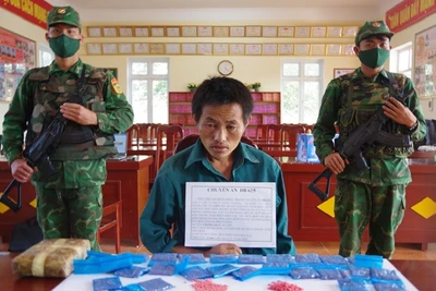 Đối tượng Cháng A Lử cùng tang vật khi bị bắt giữ. (Ảnh: ANH DŨNG)