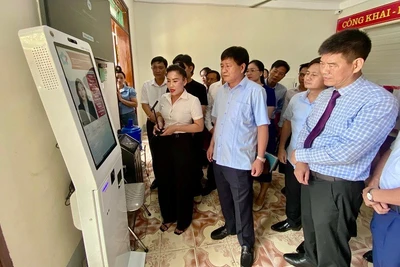 Chủ tịch Ủy ban nhân dân tỉnh Điện Biên Lê Thành Đô (người giữa ảnh) kiểm tra hoạt động tại Trung tâm dịch vụ hành chính công xã Thanh Nưa, tỉnh Điện Biên.