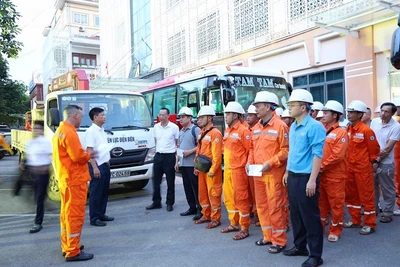 Đồng chí Trần Đức Dũng, Giám đốc Công ty Điện lực Điện Biên căn dặn, giao nhiệm vụ cho các thành viên Tổ xung kích lên đường về Hà Tĩnh hỗ trợ khắc phục thiệt hại do cơn bão số 10.