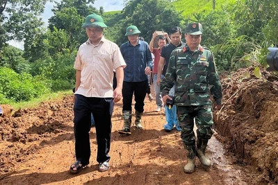 Phó Bí thư Tỉnh ủy Điện Biên Trần Tiến Dũng (người bên trái) trực tiếp chỉ đạo khắc phục hậu quả lũ quét tại xã Xa Dung, tỉnh Điện Biên.