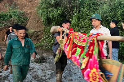 Đồng chí Trần Tiến Dũng, Phó Bí thư Tỉnh ủy Điện Biên thăm, động viên người bị nạn do lở đất đang được các lực lượng đưa đi cấp cứu. 