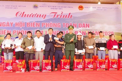Lãnh đạo Ban Chỉ huy Bộ đội Biên phòng tỉnh Điện Biên cùng lãnh đạo Ủy ban Mặt trận Tổ quốc Việt Nam tỉnh Điện Biên trao quà Tết tặng các gia đình chính sách, hộ nghèo ở xã biên giới Quảng Lâm, tỉnh Điện Biên.
