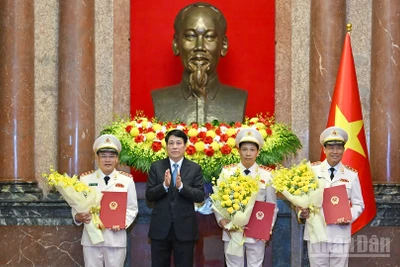 Chủ tịch nước Lương Cường trao Quyết định thăng cấp bậc hàm Thượng tướng cho các đồng chí Lê Tấn Tới, Lê Văn Tuyến và Nguyễn Văn Long.