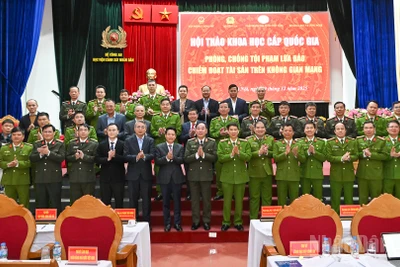 Các đại biểu tại Hội thảo khoa học cấp quốc gia “Phòng, chống tội phạm lừa đảo chiếm đoạt tài sản trên không gian mạng”.