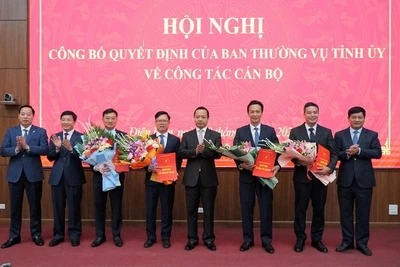 Đồng chí Trần Tiến Dũng, Bí thư Tỉnh ủy Điện Biên trao quyết định điều động, phân công nhiệm vụ cho 4 đồng chí.