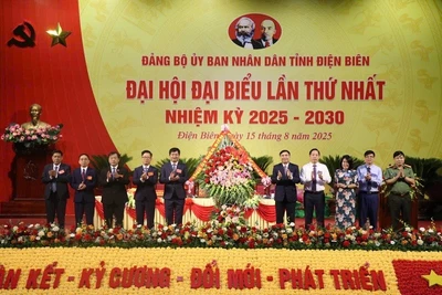 Đồng chí Trần Quốc Cường, Ủy viên Trung ương Đảng, Bí thư Tỉnh ủy Điện Biên cùng tập thể Ban Thường vụ Tỉnh ủy tặng hoa, chúc mừng Đại hội đại biểu Đảng bộ Ủy ban nhân dân tỉnh Điện Biên, nhiệm kỳ 2025-2030.