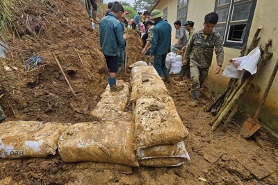 Cán bộ, chiến sĩ Ban Chỉ huy Bộ đội Biên phòng tỉnh Điện Biên hót đất, thông đường vào vùng lũ quét. 