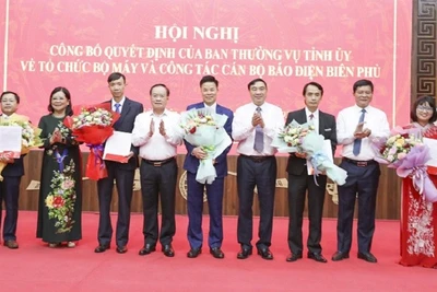 Trao Quyết định và tặng hoa các đồng chí được bổ nhiệm lãnh đạo Ban Biên tập Báo Điện Biên Phủ.