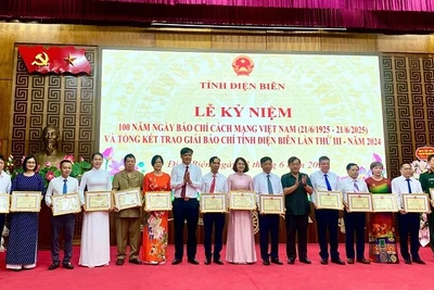 Các đồng chí lãnh đạo Ủy ban nhân dân tỉnh Điện Biên trao Bằng khen của Ủy ban nhân dân tỉnh tặng các cá nhân có nhiều đóng góp trong công tác tuyên truyền tại Điện Biên.