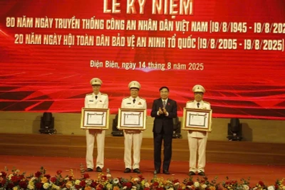 Đồng chí Trần Quốc Cường, Ủy viên Trung ương Đảng, Bí thư Tỉnh ủy Điện Biên trao Huân chương Lao động hạng Ba của Chủ tịch nước Cộng hòa dân chủ nhân dân Lào cho các cá nhân là lãnh đạo, nguyên lãnh đạo Công an tỉnh Điện Biên. 