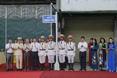 Các đồng chí lãnh đạo tỉnh Điện Biên cùng thân nhân Anh hùng liệt sĩ Phạm Văn Cường chứng kiến lễ gắn biển, công bố đặt tên đường mang tên Anh hùng liệt sĩ Phạm Văn Cường tại phường Mường Thanh, tỉnh Điện Biên.