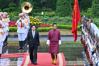Chủ tịch nước Lương Cường và Quốc vương Bhutan Jigme Khesar Namgyel Wangchuck duyệt Đội Danh dự Quân đội nhân dân Việt Nam tại lễ đón.