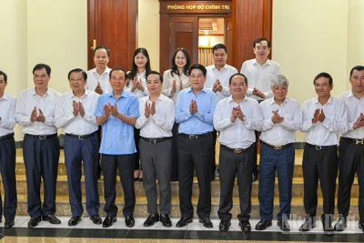 Chủ tịch nước Lương Cường và các đại biểu cùng các đồng chí trong Ban Thường vụ Tỉnh ủy Cao Bằng tại buổi làm việc.