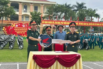 Đại diện lãnh đạo Tổng cục Hậu cần-Kỹ thuật, lãnh đạo Quân khu 2 và đại diện lãnh đạo Ủy ban nhân dân tỉnh Điện Biên, chứng kiến bàn giao xe mô-tô hai bánh cho Ban Chỉ huy. Quân sự xã tại Điện Biên.