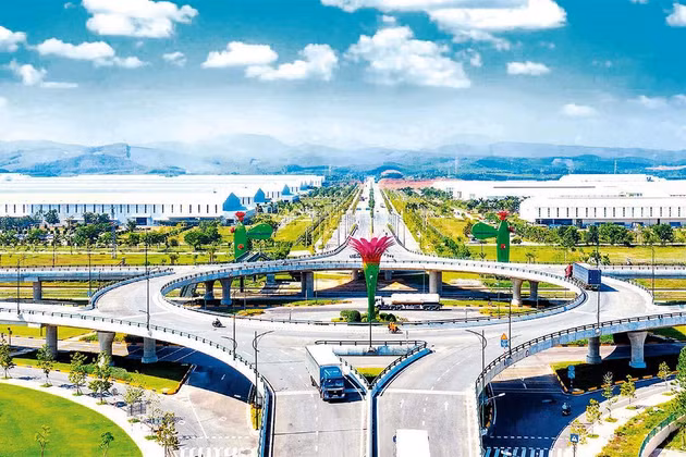 Cầu vượt vòng xuyến 2 tầng giữa QL1A và đường sắt Bắc-Nam có đường trục chính từ cảng Chu Lai đến đường cao tốc Đà Nẵng-Quảng Ngãi.