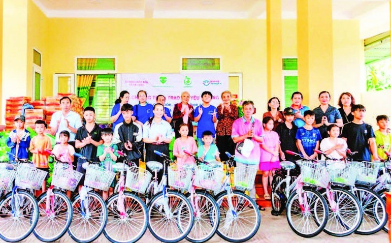 Trao tặng xe đạp và quà cho học sinh có hoàn cảnh khó khăn ở xã Ba Lòng. (Ảnh KĂN SƯƠNG) duyen-hai-8-7-6993-9539.jpg
