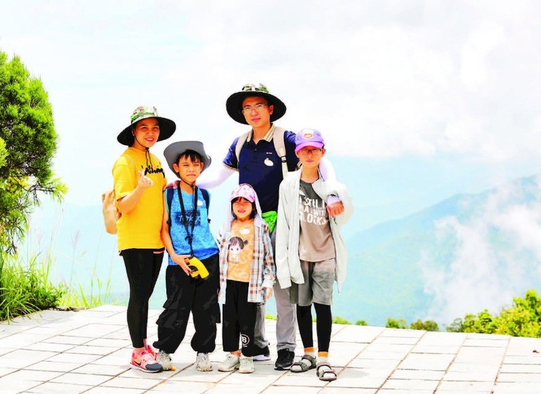 Du khách chụp ảnh check-in ở độ cao 1.450m của đỉnh Bạch Mã. duyen-hai-8-7-9725-392.jpg