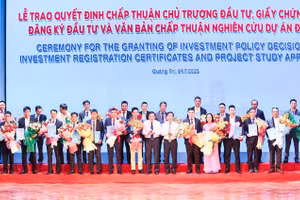 Lãnh đạo tỉnh Quảng Trị trao Quyết định chấp thuận chủ trương đầu tư; Giấy chứng nhận đăng ký đầu tư và Văn bản chấp thuận nghiên cứu dự án đầu tư cho các doanh nghiệp.