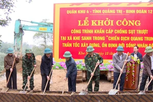 Các đồng chí lãnh đạo tỉnh Quảng Trị, Quân khu IV thực hiện nghi thức khởi công công trình khẩn cấp chống sạt, lở ở xã Khe Sanh.