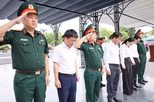 Bí Thư Tỉnh ủy Quảng Trị Nguyễn Văn Phương cùng Đoàn công tác dành phút mặc niệm các Anh hùng liệt sĩ. 