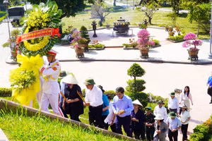 Các đại biểu tri ân các Anh hùng liệt sĩ tại Di tích quốc gia đặc biệt Thành Cổ Quảng Trị.